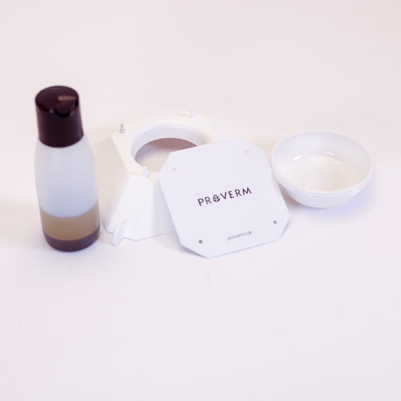 SIngle pakke med 30ml lokkemiddel, faldfælde og 3 fangstkopper oppefra